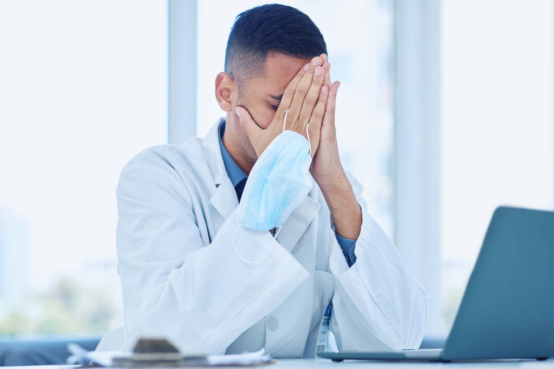 El diagnóstico invisible: Lo que realmente hay detrás del burnout médico actual